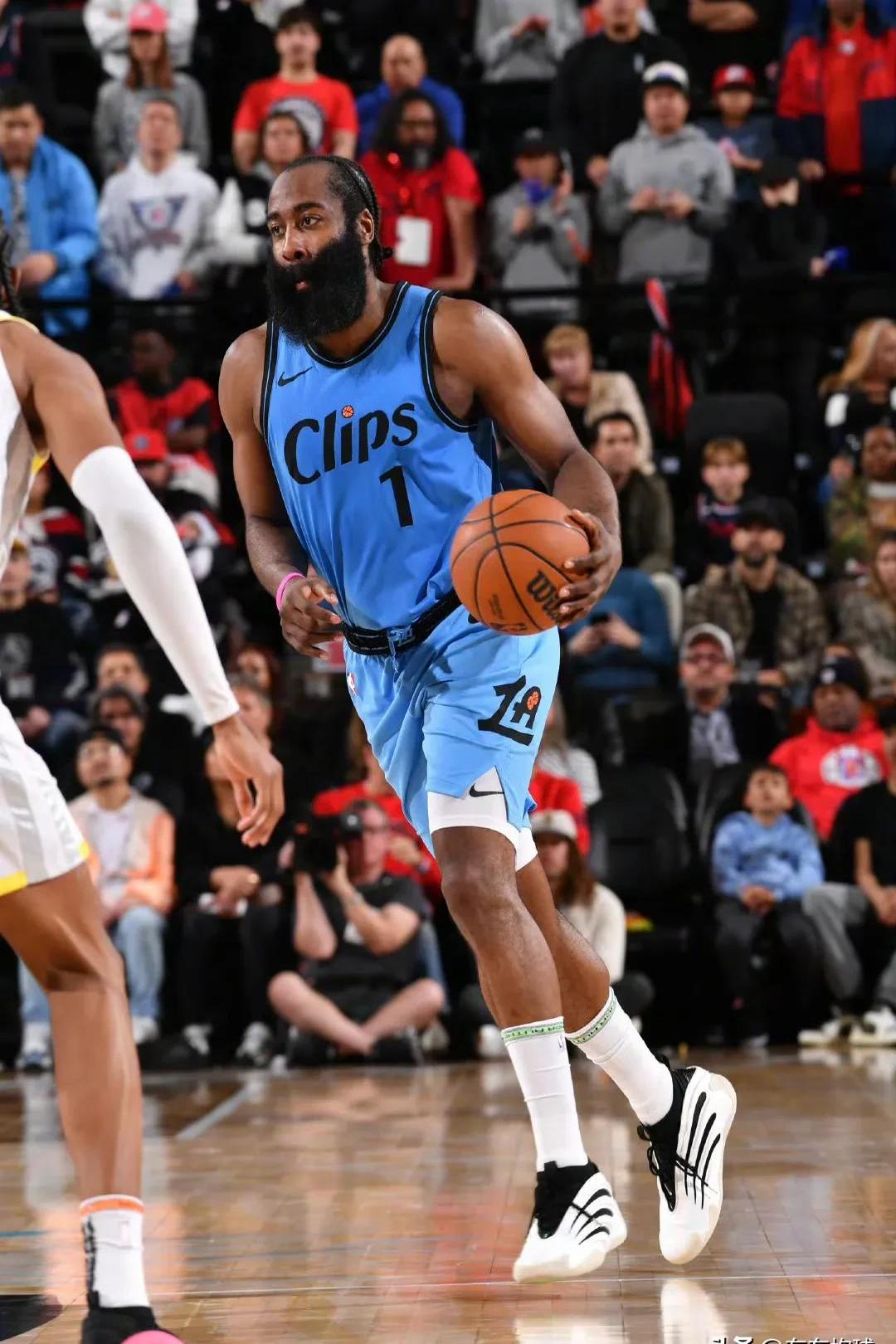 哈登重要时刻重返赛场,中国队带队取胜!再创辉煌时刻 哈登重要时刻重返赛场,中国队带队取胜!再创辉煌时刻